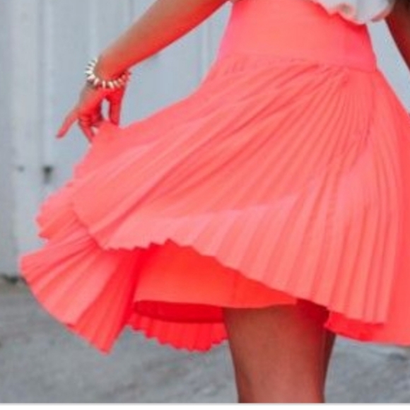 New Without Tags Express Pleated Skirt - Picture 1 of 9